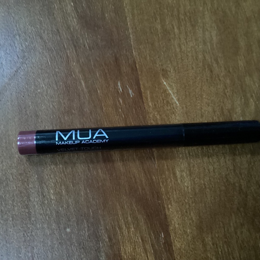 MUA Make Up Academy Velvet Touch Anti-Feathering Lipstick #739 Blush